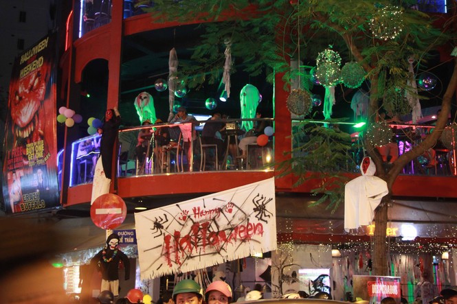 Nghìn người Sài Gòn hóa trang đổ bộ phố Tây đêm Halloween - ảnh 5