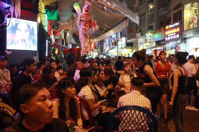 Nghìn người Sài Gòn hóa trang đổ bộ phố Tây đêm Halloween - ảnh 8