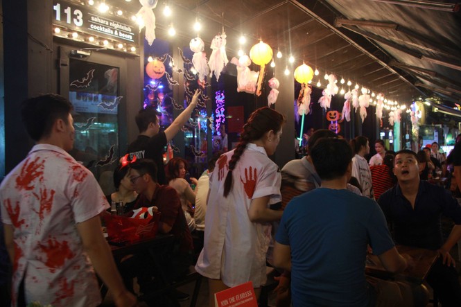 Nghìn người Sài Gòn hóa trang đổ bộ phố Tây đêm Halloween - ảnh 7