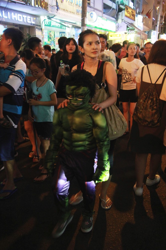 Nghìn người Sài Gòn hóa trang đổ bộ phố Tây đêm Halloween - ảnh 9