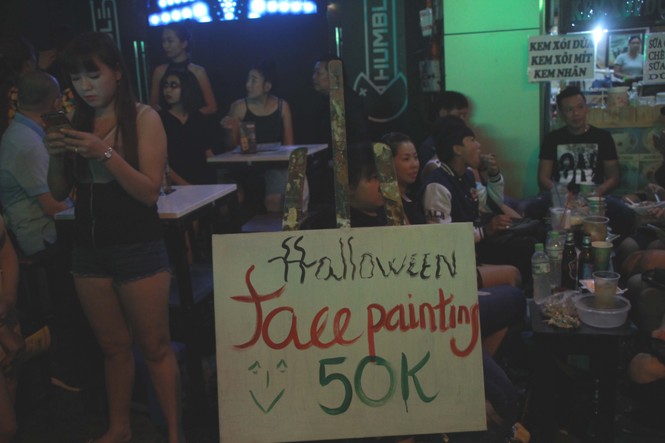 Nghìn người Sài Gòn hóa trang đổ bộ phố Tây đêm Halloween - ảnh 10