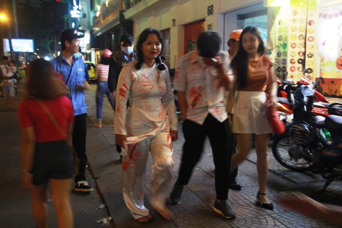 Nghìn người Sài Gòn hóa trang đổ bộ phố Tây đêm Halloween - ảnh 11