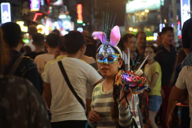 Nghìn người Sài Gòn hóa trang đổ bộ phố Tây đêm Halloween - ảnh 12