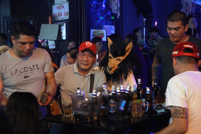 Nghìn người Sài Gòn hóa trang đổ bộ phố Tây đêm Halloween - ảnh 13