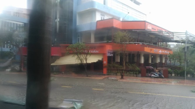 Bão Damrey ngày càng mạnh, áp sát Bình Định - Phú Yên - ảnh 50