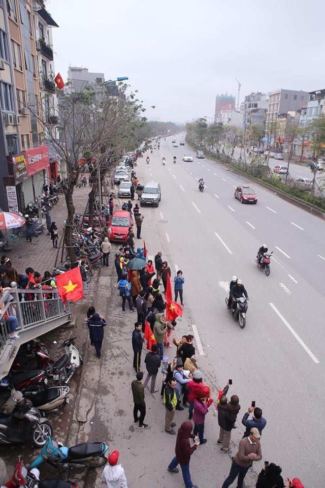 CĐV ùn ùn xuống đường đón các 'chiến binh quả cảm' U23 Việt Nam - ảnh 13