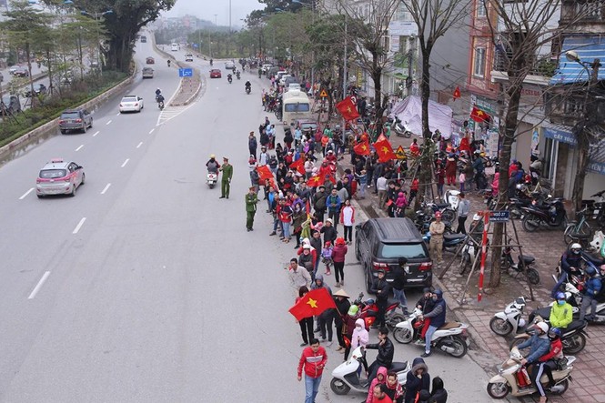 CĐV ùn ùn xuống đường đón các 'chiến binh quả cảm' U23 Việt Nam - ảnh 18