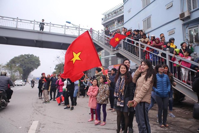 CĐV ùn ùn xuống đường đón các 'chiến binh quả cảm' U23 Việt Nam - ảnh 10