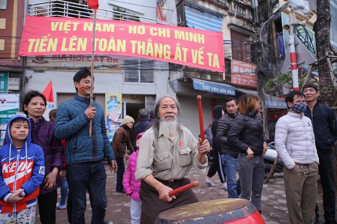 CĐV ùn ùn xuống đường đón các 'chiến binh quả cảm' U23 Việt Nam - ảnh 12