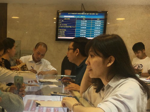 Loạn giá vàng SJC trong ngày Thần Tài - ảnh 1