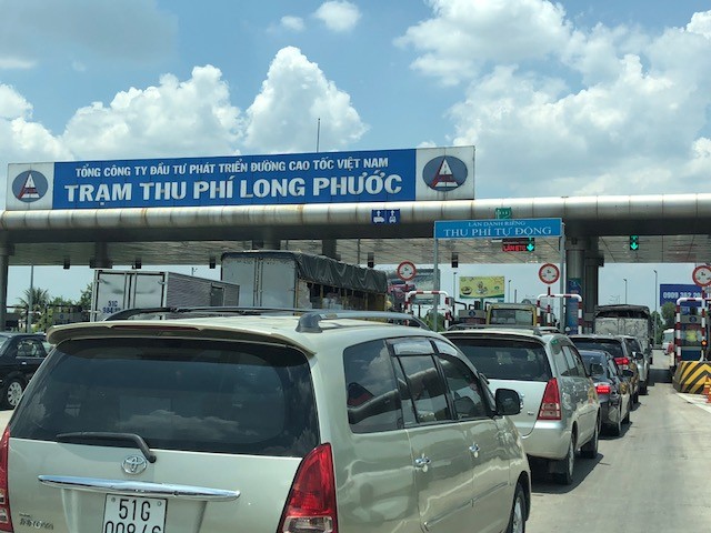 Trạm thu phí cao tốc TPHCM - Dầu Giây ùn tắc hàng cây số - ảnh 1