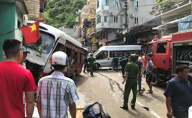 Xe khách mất phanh gây tai nạn liên hoàn ở Cát Bà, 10 người bị thương - ảnh 1