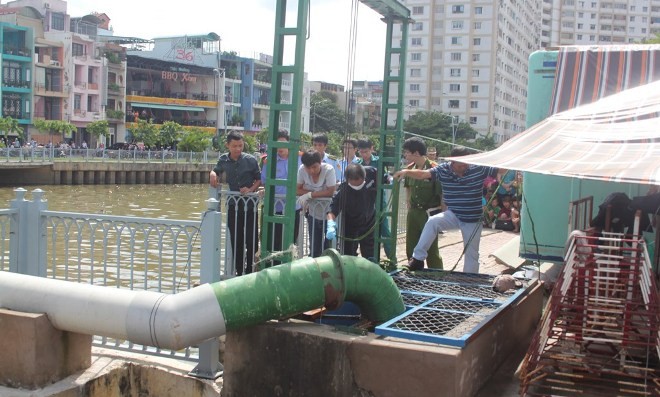 Hoảng hồn phát hiện xác nam thanh niên kẹt dưới chân cầu - ảnh 1