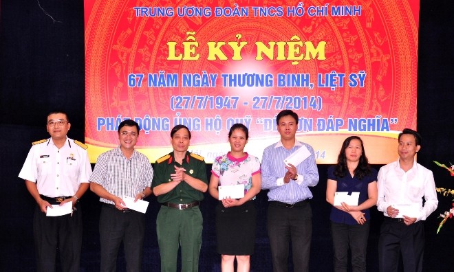 Quyên góp, ủng hộ 250 triệu đồng xây dựng Quỹ “Đền ơn đáp nghĩa” - ảnh 1