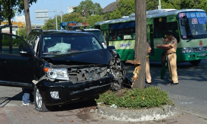 Xe biển xanh 'hôn cây' toác đầu giữa Sài Gòn - ảnh 1