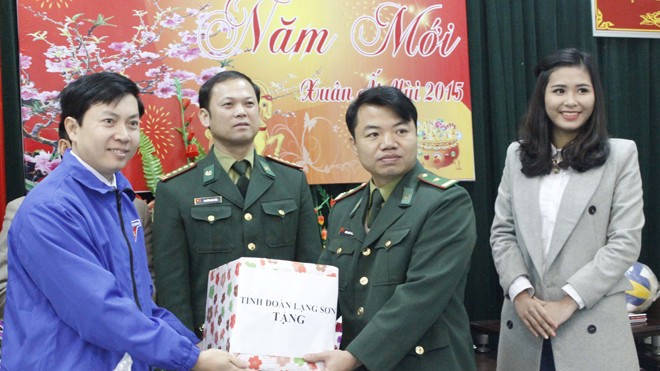 Tặng quà, chúc Tết bộ đội Lạng Sơn - ảnh 1