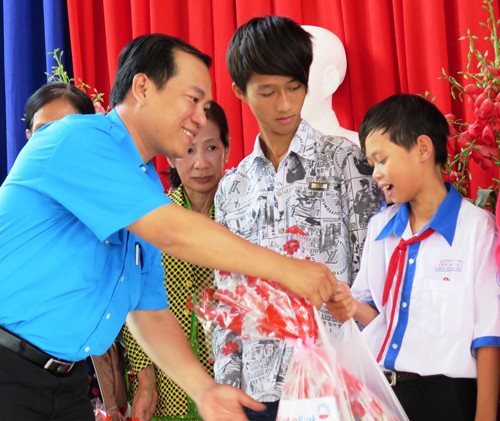 Quà tết đến với bà con nghèo Cà Mau - ảnh 2