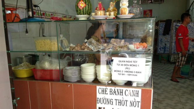 Hàng quán, siêu thị đông khách ngày đầu năm - ảnh 1