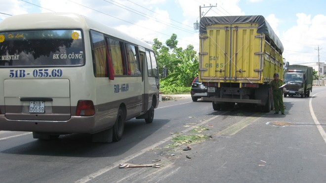 Người phụ nữ bị xe tải cán gãy chân - ảnh 1
