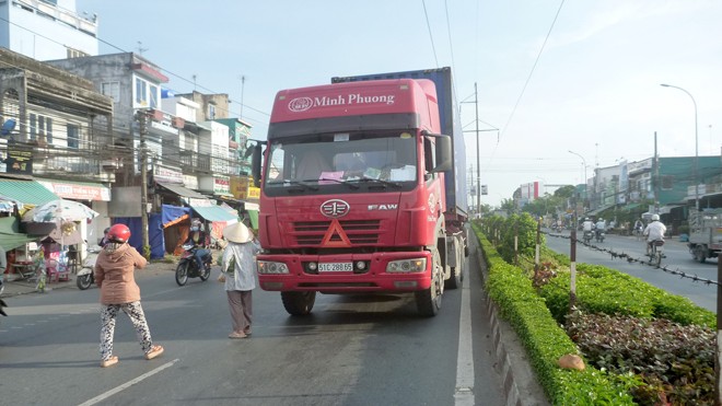 Xử phạt tài xế đỗ container giữa đường, ngả ghế nằm ngủ - ảnh 1
