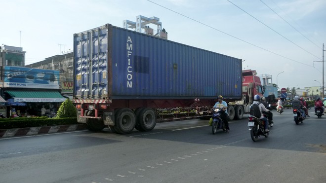 Xử phạt tài xế đỗ container giữa đường, ngả ghế nằm ngủ - ảnh 2