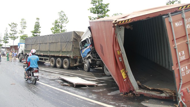 3 container tai nạn liên hoàn, náo loạn đường phố - ảnh 2
