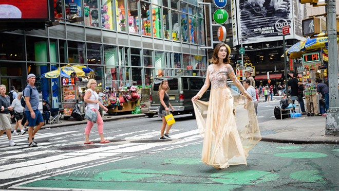 Võ Việt Chung mang áo dài Việt đến New York - ảnh 1