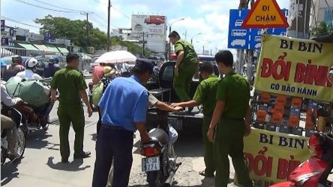 Bắt tên cướp táo tợn giật dây chuyền giữa trưa - ảnh 1