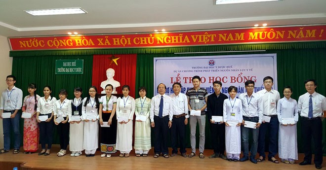Cấp học bổng cho sinh viên dân tộc thiểu số khó khăn - ảnh 1