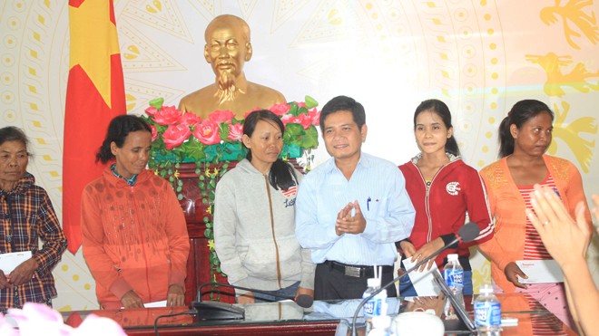 Thăm hỏi, tặng quà gia đình chính sách - ảnh 4