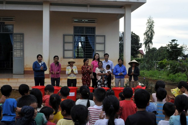 Người đẹp mang nước sạch, ánh sáng về buôn làng - ảnh 1