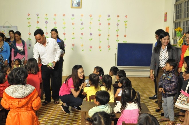 Người đẹp mang nước sạch, ánh sáng về buôn làng - ảnh 2