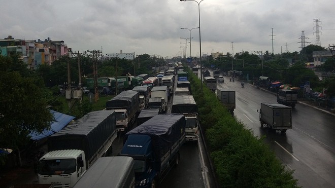 Tai nạn liên hoàn, quốc lộ 1A kẹt cứng - ảnh 2
