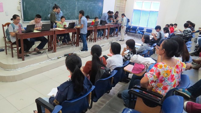Chùm ảnh ngày đầu tiên nộp hồ sơ xét tuyển ĐH- CĐ - ảnh 1