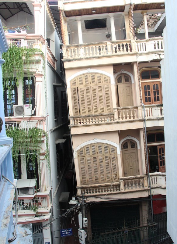 Hà Nội yêu cầu báo cáo vụ nhà 4 tầng nghiêng gần 1m - ảnh 1