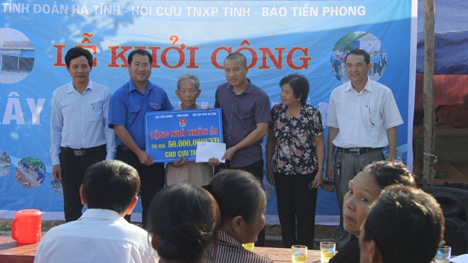 Trao tặng 2 căn nhà tình nghĩa cho cựu TNXP Hà Tĩnh - ảnh 1
