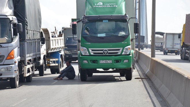 Giao thông qua cầu Phú Mỹ tê liệt vì hai xe container tông nhau - ảnh 2
