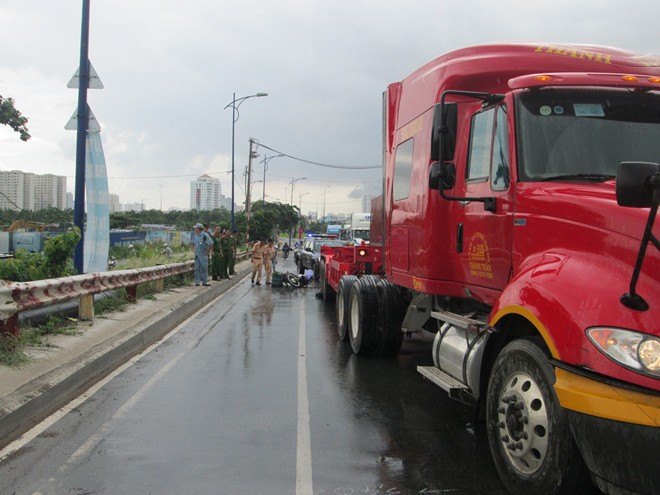 Chở rau đi bán, người đàn ông bị xe container tông chết - ảnh 1