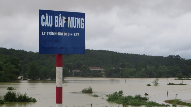 Hà Tĩnh: Lũ dâng cao, nhiều địa phương bị cô lập - ảnh 1