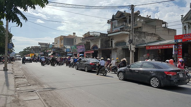 Hàng nghìn người tiễn đưa 4 nạn nhân xấu số vụ thảm án - ảnh 4