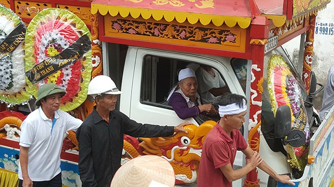 Hàng nghìn người tiễn đưa 4 nạn nhân xấu số vụ thảm án - ảnh 3