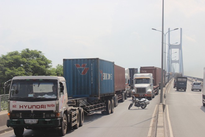Xe tải bị vò nát sau tai nạn liên hoàn, tài xế chết thảm - ảnh 3