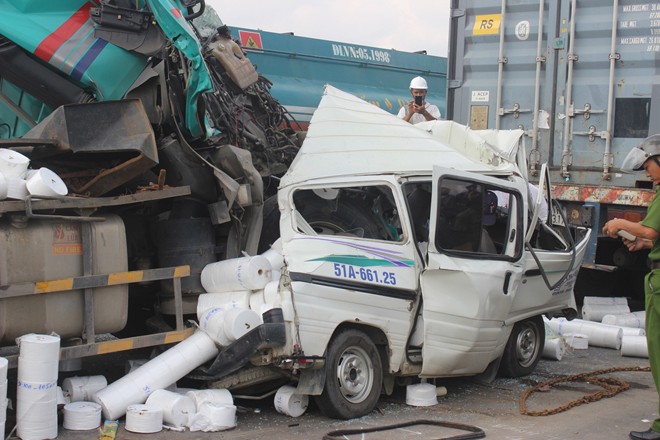 Xe tải bị vò nát sau tai nạn liên hoàn, tài xế chết thảm - ảnh 2