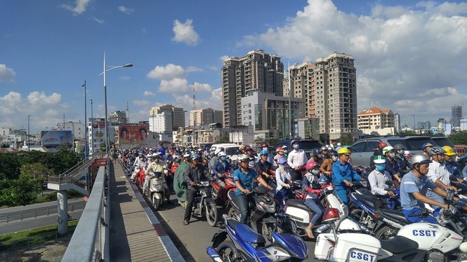 Ô tô tông chết người trên cầu, giao thông tê liệt - ảnh 2