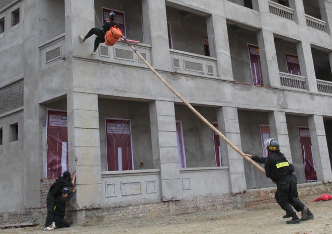 Mục kích diễn tập chống khủng bố ở Bắc Kạn - ảnh 4