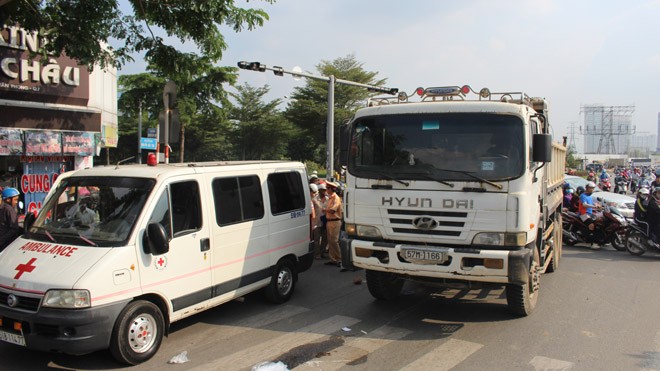Va chạm với xe ben, một người chết thảm - ảnh 1