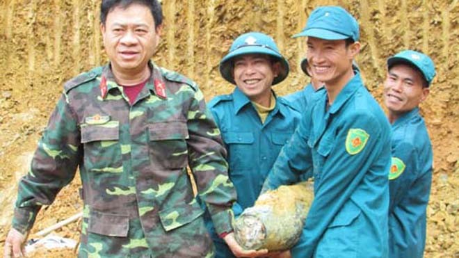 Chạy 'mất dép' vì thấy bom khủng khi đào cổ vật - ảnh 1