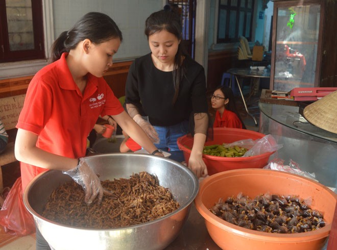 Hơn 600 phần cơm thiện nguyện đến với người nghèo - ảnh 3
