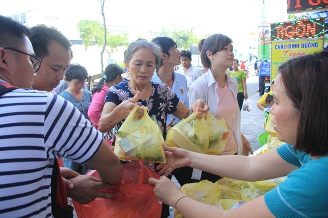 Hơn 600 phần cơm thiện nguyện đến với người nghèo - ảnh 4