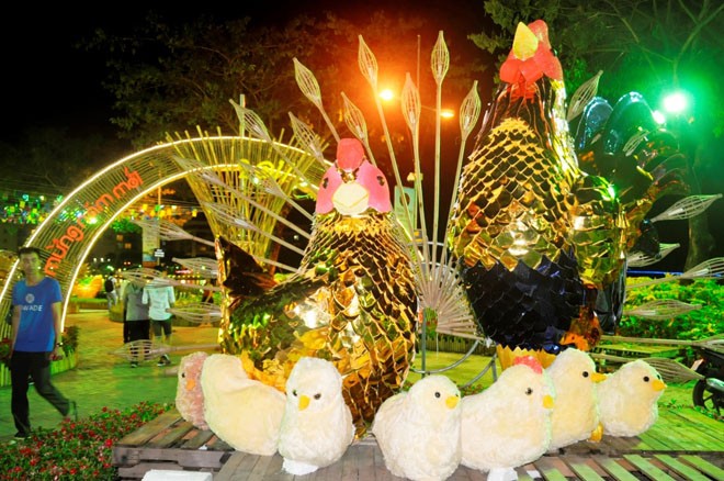 Đàn gà và cánh đồng lúa giữa lòng TPHCM - ảnh 4